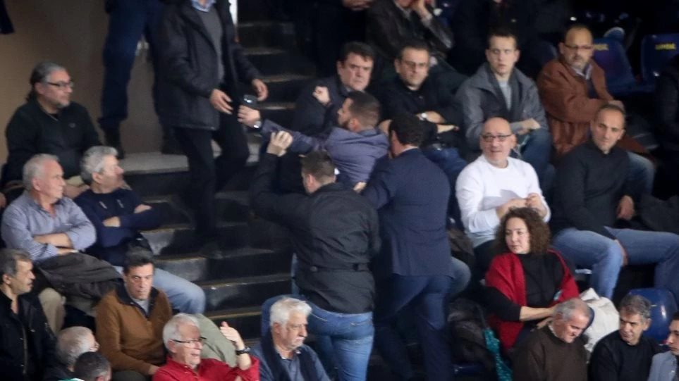 Ντοκουμέντο: Αστυνομικοί σε ομιλία Τσίπρα παίρνουν εντολή να προσάγονται άμεσα πατριώτες με σημαίες για να μην τους δει ο κόσμος